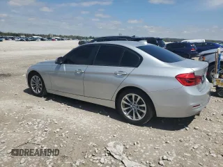2017 BMW 3 Series 320i z VIN WBA8E1G53HNU13943, wystawiony jako Copart lot #55329055 z przebiegiem 169 493 mil mil oraz Tytuł czysty. Historia ofert i sprzedaży dostępna na DreamBid. Obrazek 2.