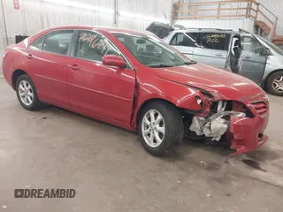 2011 Toyota Camry LE z VIN 4T4BF3EK5BR173111, wystawiony jako IAAI lot #42246711 z przebiegiem 121 639 mil mil oraz . Historia ofert i sprzedaży dostępna na DreamBid. Obrazek 1.