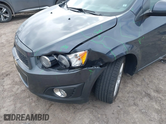 2012 Chevrolet Sonic LT z VIN 1G1JC5SH0C4173373, wystawiony jako IAAI lot #41628285 z przebiegiem 113 561 mil mil oraz . Historia ofert i sprzedaży dostępna na DreamBid. Obrazek 6.