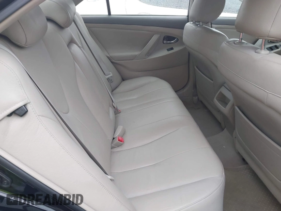 2007 Toyota Camry CE z VIN 4T1BE46KX7U587204, wystawiony jako IAAI lot #41923778 z przebiegiem 144 996 mil mil oraz . Historia ofert i sprzedaży dostępna na DreamBid. Obrazek 8.