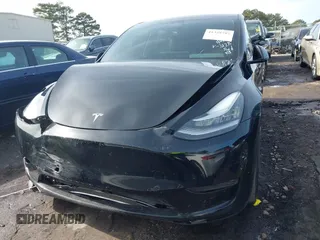 2023 Tesla Model Y Long Range z VIN 7SAYGAEE5PF603128, wystawiony jako IAAI lot #41328797 z przebiegiem 63 527 mil mil oraz . Historia ofert i sprzedaży dostępna na DreamBid. Obrazek 6.