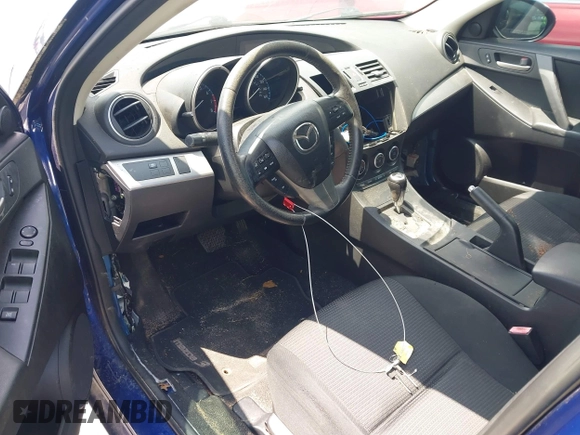 2013 Mazda 3 i Touring z VIN JM1BL1L74D1767414, wystawiony jako IAAI lot #42336893 z przebiegiem 125 000 mil mil oraz . Historia ofert i sprzedaży dostępna na DreamBid. Obrazek 5.