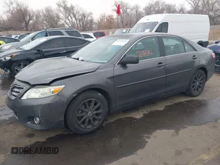 2011 Toyota Camry LE z VIN 4T4BF3EK7BR165320, wystawiony jako IAAI lot #41299126 z przebiegiem 271 182 mil mil oraz . Historia ofert i sprzedaży dostępna na DreamBid. Obrazek 17.