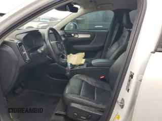 2021 Volvo XC40 Momentum z VIN YV4AC2HK5M2602249, wystawiony jako Copart lot #76351684 z przebiegiem Nie podano mil oraz Nie do naprawy • Non repairable. Historia ofert i sprzedaży dostępna na DreamBid. Obrazek 7.