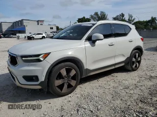 2019 Volvo XC40 Momentum z VIN YV4AC2HK8K2072999, wystawiony jako Copart lot #45344975 z przebiegiem 108 305 mil mil oraz Nie do naprawy. Historia ofert i sprzedaży dostępna na DreamBid. Obrazek 1.