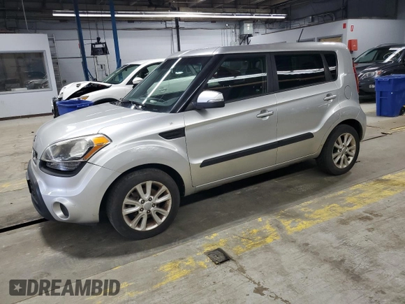 2013 Kia Soul + z VIN KNDJT2A65D7564122, wystawiony jako Copart lot #55811785 z przebiegiem 89 887 mil mil oraz Szkoda całkowita • Salvage title. Historia ofert i sprzedaży dostępna na DreamBid. Obrazek 1.