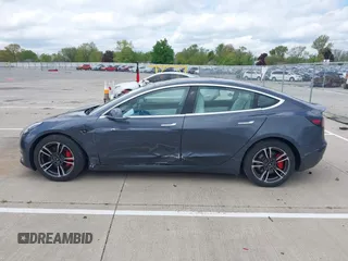 2019 Tesla Model 3 Long Range z VIN 5YJ3E1EB9KF230493, wystawiony jako IAAI lot #42084204 z przebiegiem 112 548 mil mil oraz . Historia ofert i sprzedaży dostępna na DreamBid. Obrazek 14.