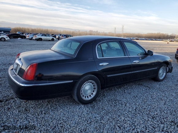 2000 Lincoln Town Car Executive with VIN 1LNHM81WXYY820605, listed as a Copart auction lot 47031305 with 174,063 mi miles and Salvage Title. Bid and sale history available at carsss.com. Image 3.