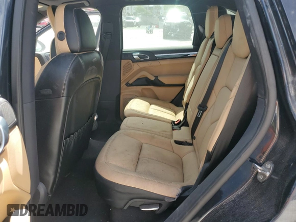 2018 Porsche Cayenne S z VIN WP1AB2A22JLA61195, wystawiony jako Copart lot #61047695 z przebiegiem Nie podano mil oraz Szkoda całkowita • Salvage title. Historia ofert i sprzedaży dostępna na DreamBid. Obrazek 10.