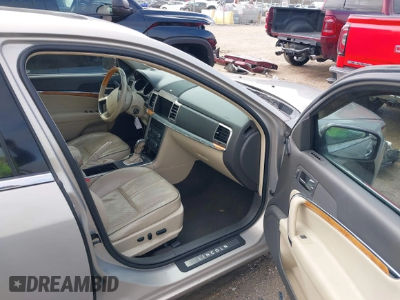 2010 Lincoln MKZ z VIN 3LNHL2GC5AR605750, wystawiony jako IAAI lot #41542836 z przebiegiem 146 347 mil mil oraz . Historia ofert i sprzedaży dostępna na DreamBid. Obrazek 5.