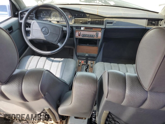 1986 Mercedes-Benz 190 E z VIN WDBDA24D4GF155793, wystawiony jako Copart lot #68599054 z przebiegiem 193 233 mil mil oraz Tytuł czysty. Historia ofert i sprzedaży dostępna na DreamBid. Obrazek 8.