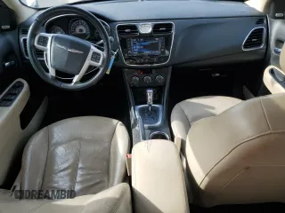2014 Chrysler 200 Limited z VIN 1C3CCBCG9EN172972, wystawiony jako Copart lot #53242875 z przebiegiem 173 383 mil mil oraz Szkody całkowita. Historia ofert i sprzedaży dostępna na DreamBid. Obrazek 8.