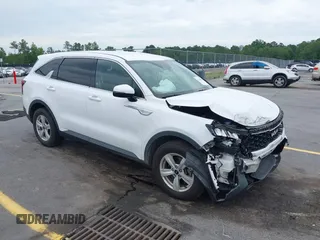 2022 Kia Sorento LX z VIN 5XYRG4LC3NG076278, wystawiony jako IAAI lot #42286502 z przebiegiem 85 188 mil mil oraz . Historia ofert i sprzedaży dostępna na DreamBid. Obrazek 1.