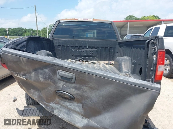 2006 Ford F-150 XL z VIN 1FTRF12W06KB40592, wystawiony jako IAAI lot #42255736 z przebiegiem 206 828 mil mil oraz . Historia ofert i sprzedaży dostępna na DreamBid. Obrazek 16.