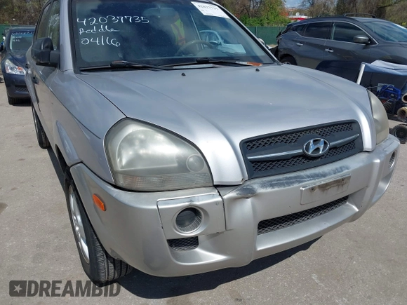 2005 Hyundai Tucson GL with VIN KM8JM12B75U075660, listed as a IAAI auction lot 42037735 with 157,453 mi miles. Bid and sale history available at carsss.com. Image 6.