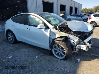 2023 Tesla Model Y Long Range z VIN 7SAYGAEE1PF810888, wystawiony jako Copart lot #88991735 z przebiegiem Nie podano mil oraz Nie do naprawy • Non repairable. Historia ofert i sprzedaży dostępna na DreamBid. Obrazek 4.