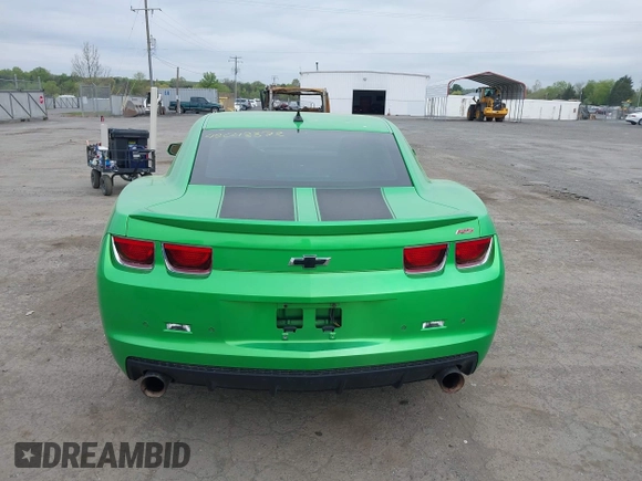 2011 Chevrolet Camaro 2LT z VIN 2G1FC1ED2B9142614, wystawiony jako IAAI lot #42043372 z przebiegiem 143 094 mil mil oraz . Historia ofert i sprzedaży dostępna na DreamBid. Obrazek 16.