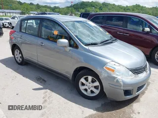 2009 Nissan Versa S z VIN 3N1BC13E79L500110, wystawiony jako IAAI lot #42128174 z przebiegiem 129 742 mil mil oraz . Historia ofert i sprzedaży dostępna na DreamBid. Obrazek 1.