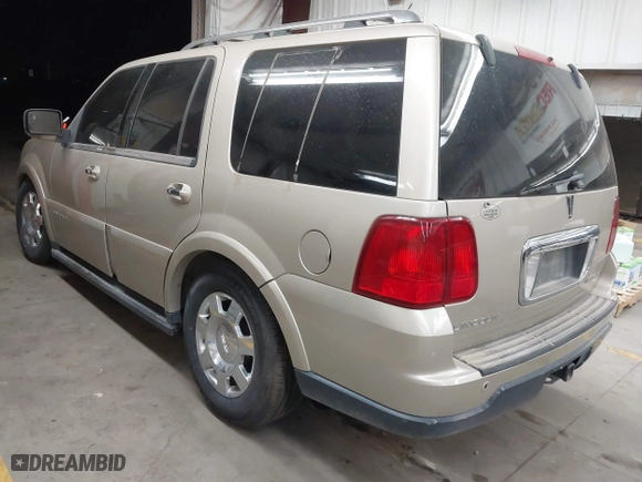 2005 Lincoln Navigator Luxury with VIN 5LMFU275X5LJ19216, listed as a IAAI auction lot 41641059 with 133,888 mi miles. Bid and sale history available at carsss.com. Image 3.