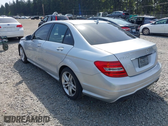 2012 Mercedes-Benz C 300 Sport z VIN WDDGF8BB7CR238797, wystawiony jako IAAI lot #42119641 z przebiegiem 168 348 mil mil oraz . Historia ofert i sprzedaży dostępna na DreamBid. Obrazek 3.