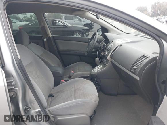2012 Nissan Sentra SR z VIN 3N1AB6APOCL641642, wystawiony jako IAAI lot #42475409 z przebiegiem 185 419 mil mil oraz . Historia ofert i sprzedaży dostępna na DreamBid. Obrazek 5.
