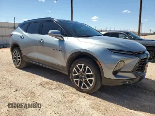 2024 Chevrolet Blazer RS z VIN 3GNKBERS8RS181723, wystawiony jako Copart lot #55898855 z przebiegiem 18 349 mil mil oraz Szkoda całkowita • Salvage title. Historia ofert i sprzedaży dostępna na DreamBid. Obrazek 4.
