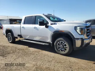 2024 GMC Sierra 3500HD SLT z VIN 1GT49UEY9RF105532, wystawiony jako Copart lot #61956334 z przebiegiem 12 996 mil mil oraz Tytuł czysty. Historia ofert i sprzedaży dostępna na DreamBid. Obrazek 4.