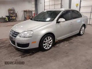 2010 Volkswagen Jetta Limited Edition z VIN 3VWRX7AJ1AM165859, wystawiony jako IAAI lot #42269603 z przebiegiem 93 615 mil mil oraz . Historia ofert i sprzedaży dostępna na DreamBid. Obrazek 2.