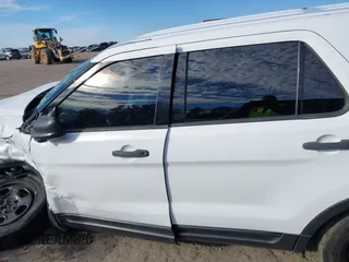 2014 Ford Police Interceptor Utility z VIN 1FM5K8AR0EGC28263, wystawiony jako IAAI lot #41343573 z przebiegiem 192 634 mil mil oraz . Historia ofert i sprzedaży dostępna na DreamBid. Obrazek 14.