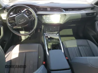 2021 Audi e-tron Premium z VIN WA1AAAGE9MB023564, wystawiony jako Copart lot #43758054 z przebiegiem 28 448 mil mil oraz Szkody całkowita. Historia ofert i sprzedaży dostępna na DreamBid. Obrazek 8.