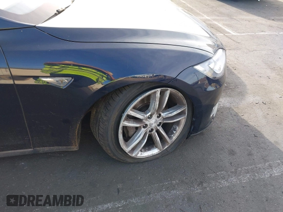 2014 Tesla Model S 60 z VIN 5YJSA1H11EFP30596, wystawiony jako IAAI lot #42235901 z przebiegiem 143 837 mil mil oraz . Historia ofert i sprzedaży dostępna na DreamBid. Obrazek 22.