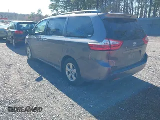 2018 Toyota Sienna LE Auto Access Seat with VIN 5TDKZ3DC4JS925755, listed as a IAAI auction lot 41887172 with 212,921 mi miles. Bid and sale history available at carsss.com. Image 3.