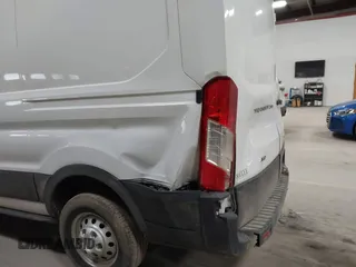 2020 Ford Transit Cargo z VIN 1FTBR2C84LKA08946, wystawiony jako IAAI lot #41716396 z przebiegiem 77 272 mil mil oraz . Historia ofert i sprzedaży dostępna na DreamBid. Obrazek 6.