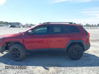 2015 Jeep Cherokee Trailhawk with VIN 1C4PJMBS1FW640483, listed as a IAAI auction lot 41883688 with 103,589 mi miles. Bid and sale history available at carsss.com. Image 14.
