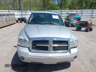 2005 Dodge Dakota SLT z VIN 1D7HW48N45S321002, wystawiony jako IAAI lot #42240338 z przebiegiem 214 983 mil mil oraz . Historia ofert i sprzedaży dostępna na DreamBid. Obrazek 13.