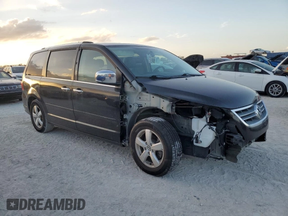 2013 Volkswagen Routan z VIN 2C4RVADG8DR725749, wystawiony jako Copart lot #77624324 z przebiegiem 156 557 mil mil oraz Czysty tytuł • Clean title. Historia ofert i sprzedaży dostępna na DreamBid. Obrazek 4.