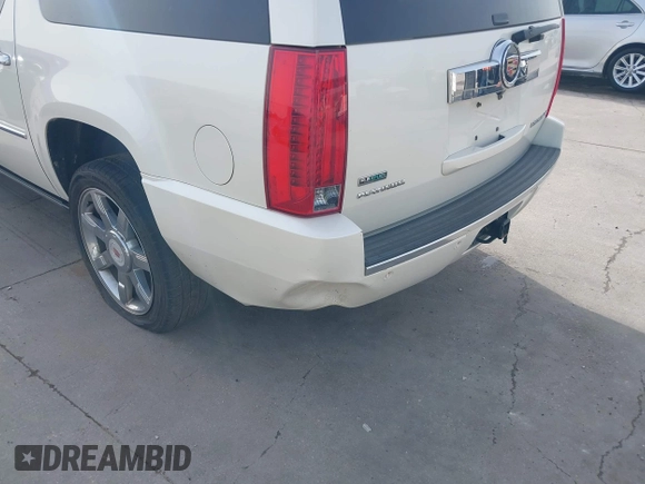 2011 Cadillac Escalade ESV Platinum z VIN 1GYS3KEF2BR134431, wystawiony jako IAAI lot #42238533 z przebiegiem 192 782 mil mil oraz . Historia ofert i sprzedaży dostępna na DreamBid. Obrazek 18.