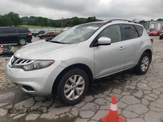 2014 Nissan Murano SV z VIN JN8AZ1MU2EW418954, wystawiony jako Copart lot #61245805 z przebiegiem 141 852 mil mil oraz Czysty tytuł • Clean title. Historia ofert i sprzedaży dostępna na DreamBid. Obrazek 1.