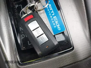 2018 Mitsubishi Outlander SEL z VIN JA4AR4AWXJZ020218, wystawiony jako IAAI lot #41705379 z przebiegiem 113 207 mil mil oraz . Historia ofert i sprzedaży dostępna na DreamBid. Obrazek 11.