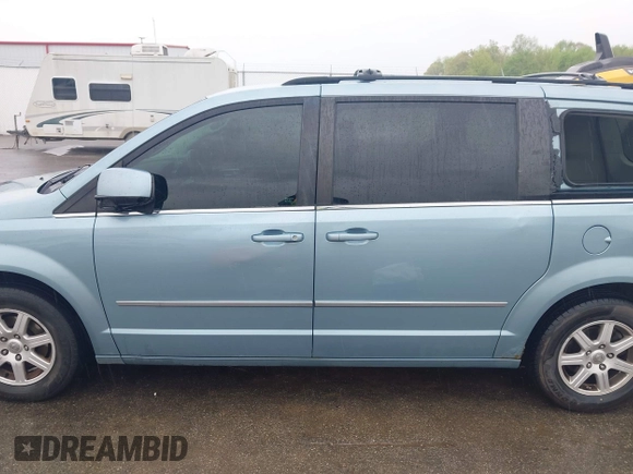 2010 Chrysler Town & Country Touring z VIN 2A4RR5D13AR456900, wystawiony jako IAAI lot #42125829 z przebiegiem 251 276 mil mil oraz . Historia ofert i sprzedaży dostępna na DreamBid. Obrazek 14.