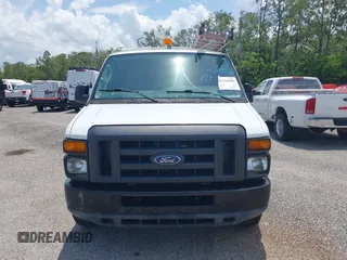 2014 Ford Econoline Cargo Commercial z VIN 1FTNE2ELXEDA12338, wystawiony jako IAAI lot #42119983 z przebiegiem 99 394 mil mil oraz . Historia ofert i sprzedaży dostępna na DreamBid. Obrazek 6.