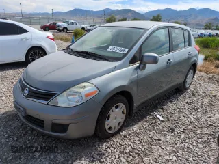 2010 Nissan Versa S z VIN 3N1BC1CP1AL382139, wystawiony jako Copart lot #59761895 z przebiegiem 122 075 mil mil oraz Szkoda całkowita • Salvage title. Historia ofert i sprzedaży dostępna na DreamBid. Obrazek 1.
