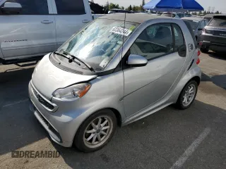 2016 Smart fortwo Passion z VIN WMEEJ9AA5GK844503, wystawiony jako Copart lot #63364244 z przebiegiem Nie podano mil oraz Czysty tytuł • Clean title. Historia ofert i sprzedaży dostępna na DreamBid. Obrazek 1.