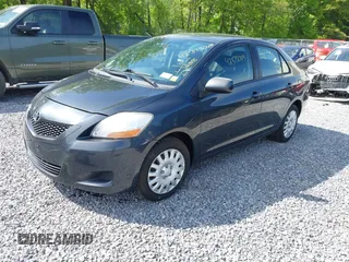 2009 Toyota Yaris z VIN JTDBT903094048800, wystawiony jako IAAI lot #42375049 z przebiegiem 168 478 mil mil oraz . Historia ofert i sprzedaży dostępna na DreamBid. Obrazek 2.