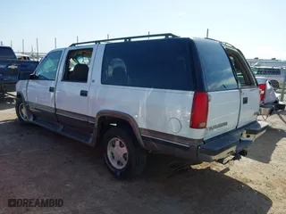 1998 GMC Suburban with VIN 1GKEC16RXWJ731468, listed as a IAAI auction lot 41945613 with 236,854 mi miles. Bid and sale history available at carsss.com. Image 3.