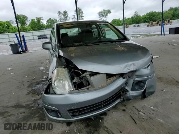 2008 Nissan Versa S z VIN 3N1BC13EX8L444176, wystawiony jako Copart lot #55516445 z przebiegiem 135 005 mil mil oraz Szkoda całkowita • Salvage title. Historia ofert i sprzedaży dostępna na DreamBid. Obrazek 14.