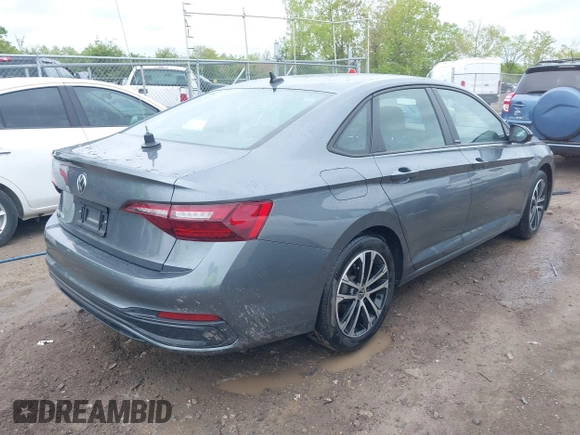 2024 Volkswagen Jetta Sport z VIN 3VWBM7BUXRM034024, wystawiony jako IAAI lot #42242892 z przebiegiem 7 996 mil mil oraz . Historia ofert i sprzedaży dostępna na DreamBid. Obrazek 4.