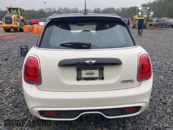 2016 MINI Cooper Hardtop 4 Door S with VIN WMWXU3C52G2D30121, listed as a IAAI auction lot 41521841 with 82,334 mi miles. Bid and sale history available at carsss.com. Image 17.