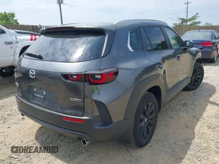 2024 Mazda CX-50 S Preferred z VIN 7MMVABBM3RN212440, wystawiony jako IAAI lot #42162787 z przebiegiem 11 330 mil mil oraz . Historia ofert i sprzedaży dostępna na DreamBid. Obrazek 4.