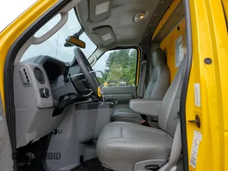 2022 Ford Econoline Cargo z VIN 1FDWE3FN6NDC11716, wystawiony jako Copart lot #57756385 z przebiegiem 89 924 mil mil oraz Tytuł czysty. Historia ofert i sprzedaży dostępna na DreamBid. Obrazek 7.